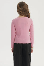 Polera slim rosado para niña con corazón pequeño bordado en el centro del pecho diseño liso y manga larga
