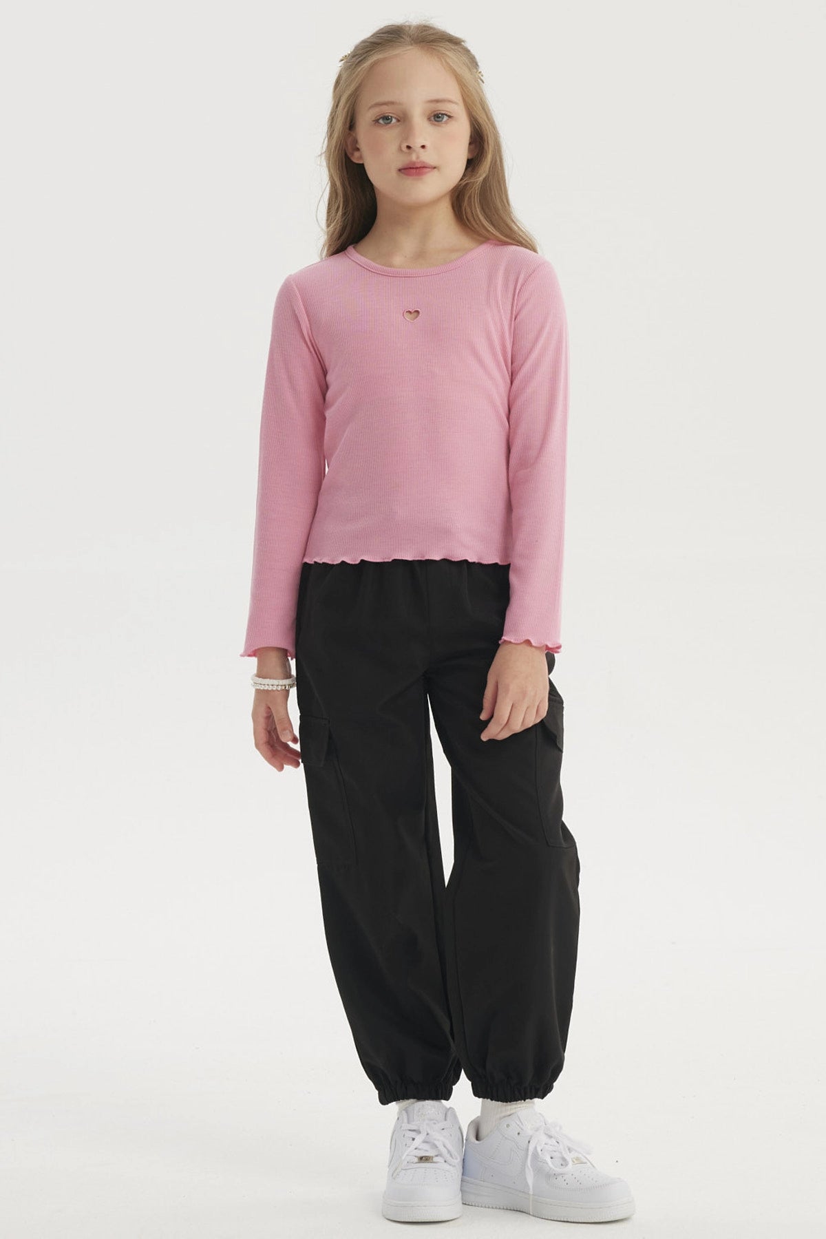 Polera slim rosado para niña con corazón pequeño bordado en el centro del pecho diseño liso y manga larga