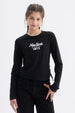 Polera niña slim negra con diseño frontal de letras blancas New York 1873 casual y moderna ideal para uso diario