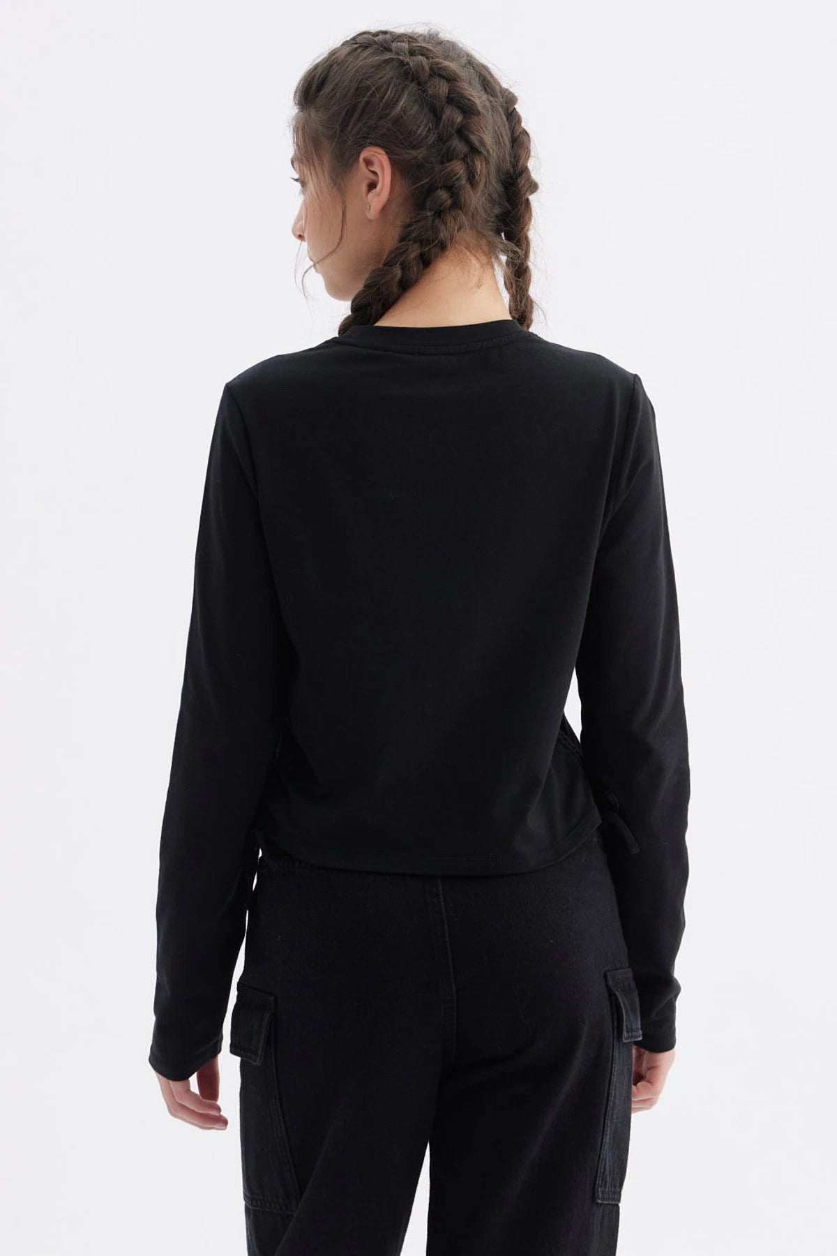 Polera niña slim negra con diseño frontal de letras blancas New York 1873 casual y moderna ideal para uso diario
