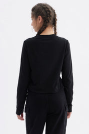 Polera niña slim negra con diseño frontal de letras blancas New York 1873 casual y moderna ideal para uso diario