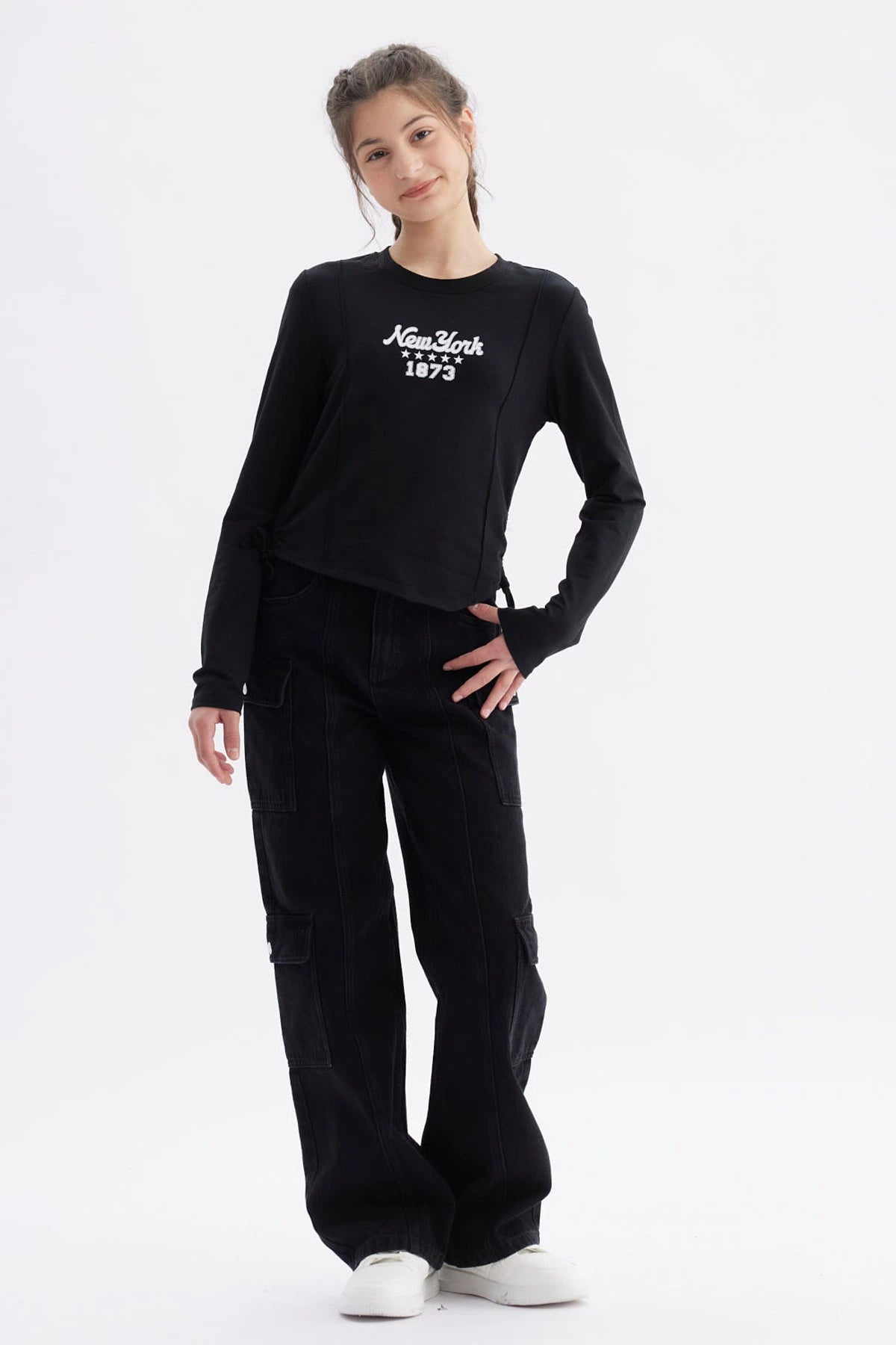 Polera niña slim negra con diseño frontal de letras blancas New York 1873 casual y moderna ideal para uso diario