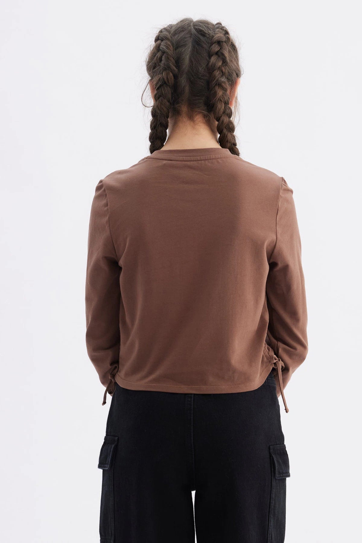 Polera niña slim café con diseño frontal de texto 'Elegant Ribbon' en estilo cursivo centrado sobre el pecho