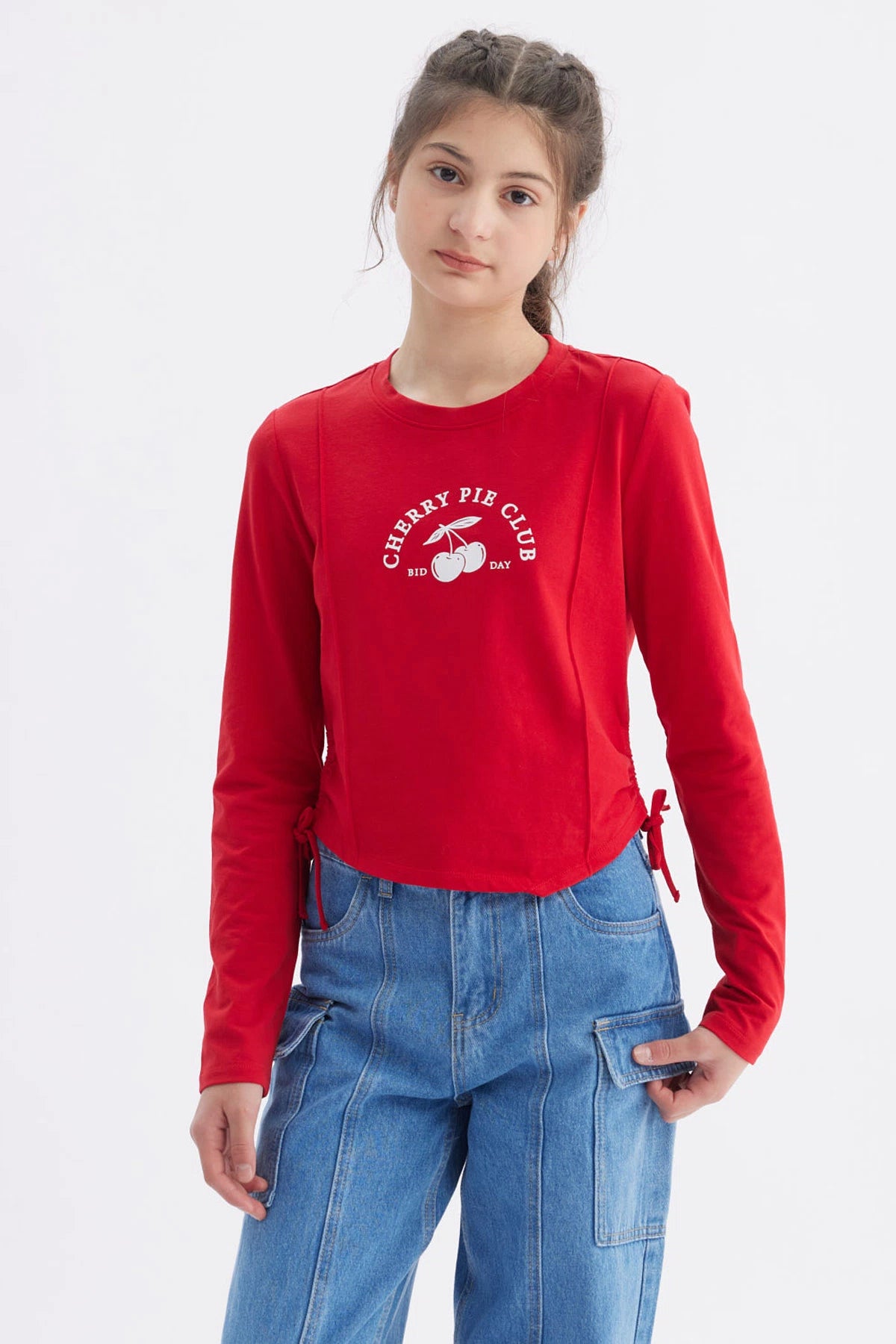 Polera roja para niña con diseño de cerezas y texto Cherry Pie Club en el pecho estilo casual y ajuste lateral