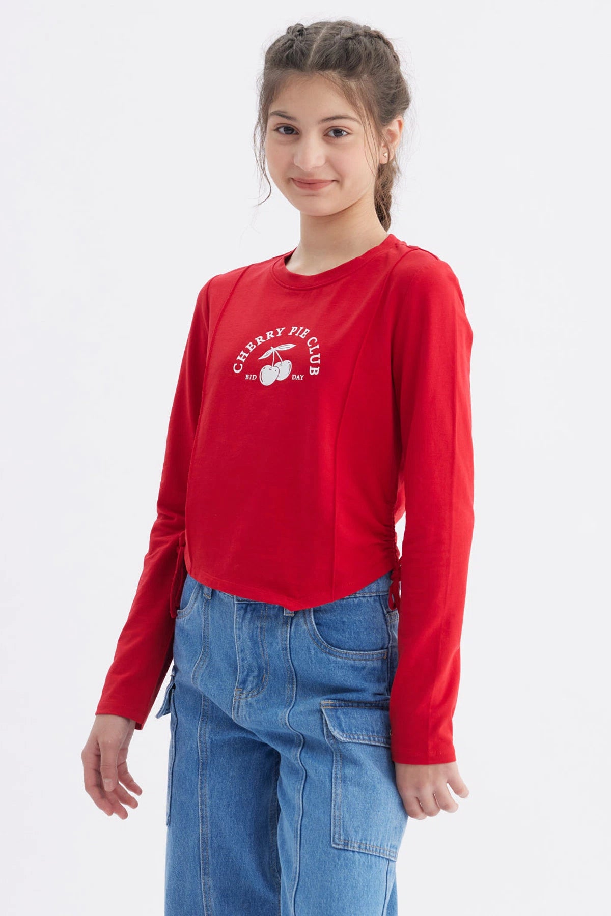 Polera roja para niña con diseño de cerezas y texto Cherry Pie Club en el pecho estilo casual y ajuste lateral
