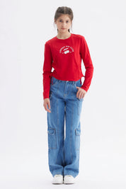 Polera roja para niña con diseño de cerezas y texto Cherry Pie Club en el pecho estilo casual y ajuste lateral