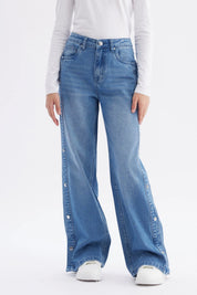Jeans niña wide leg azul con botones en el costado y corte holgado sin estampa visibles en la imagen