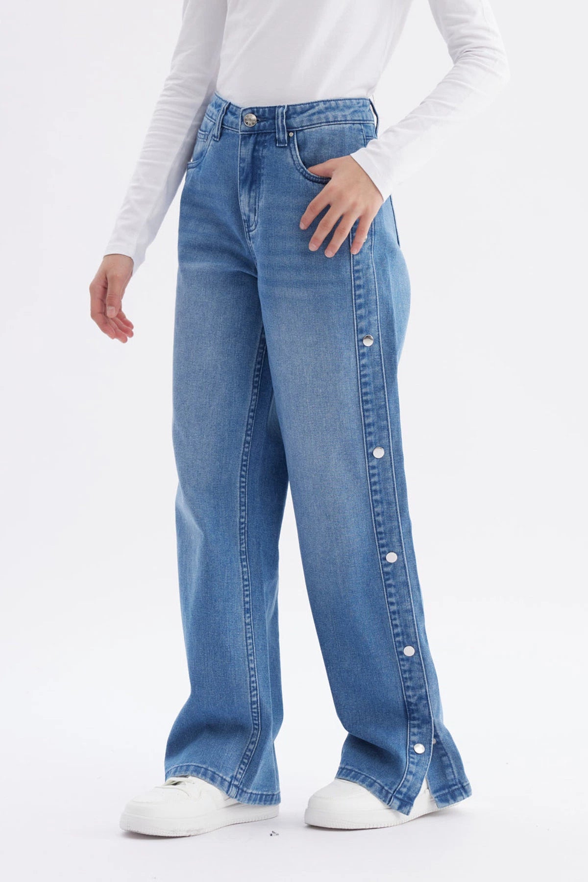 Jeans niña wide leg azul con botones en el costado y corte holgado sin estampa visibles en la imagen