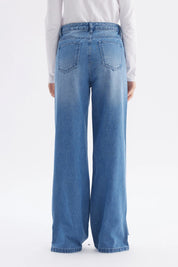 Jeans niña wide leg azul con botones en el costado y corte holgado sin estampa visibles en la imagen