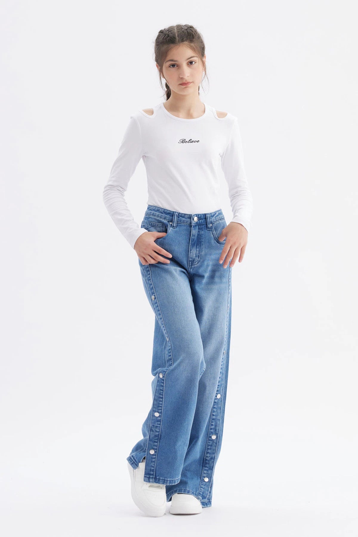 Jeans niña wide leg azul con botones en el costado y corte holgado sin estampa visibles en la imagen