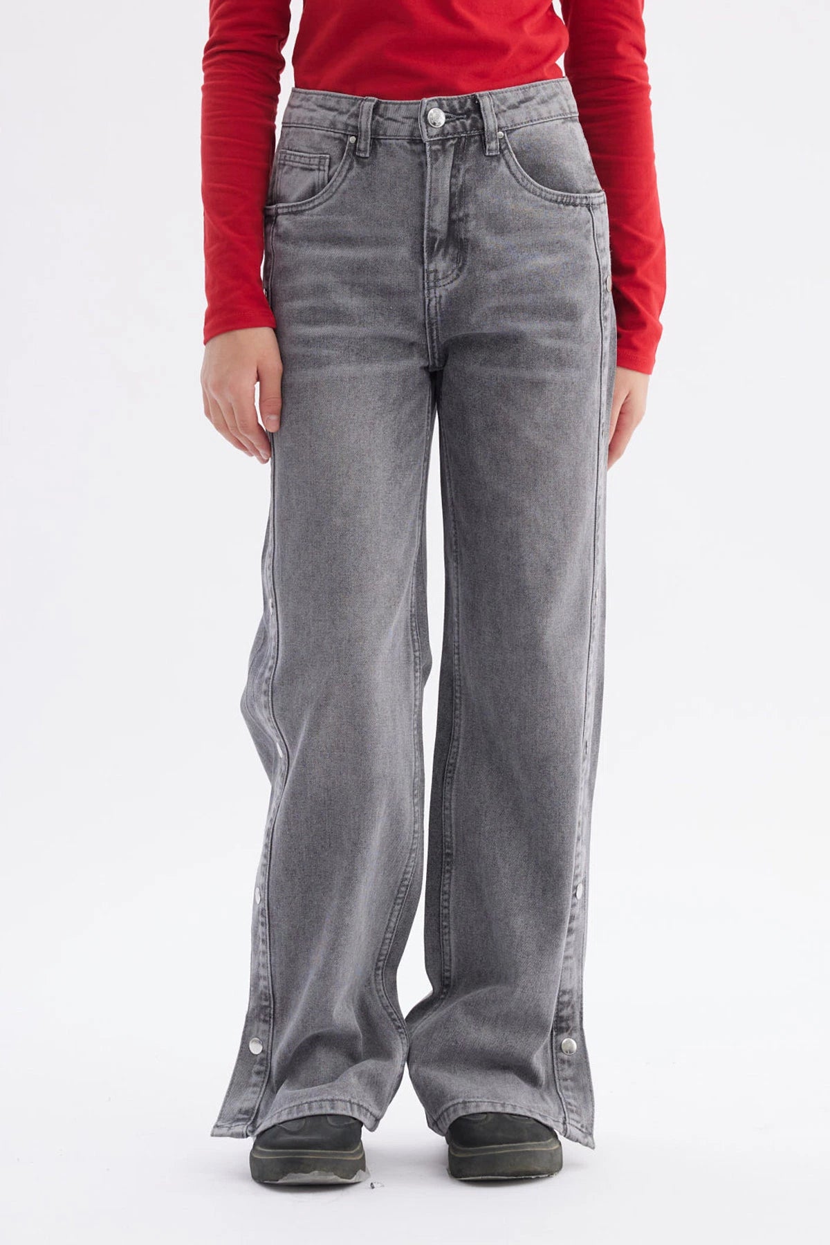 Jeans niña wide leg gris con botones laterales visibles y diseño liso sin estampa