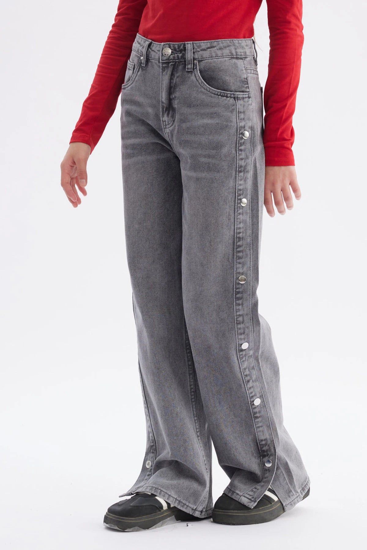 Jeans niña wide leg gris con botones laterales visibles y diseño liso sin estampa