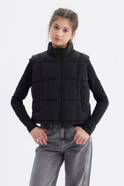 Chaleco negro para niña con diseño acolchado y cierre frontal prenda lisa sin estampas