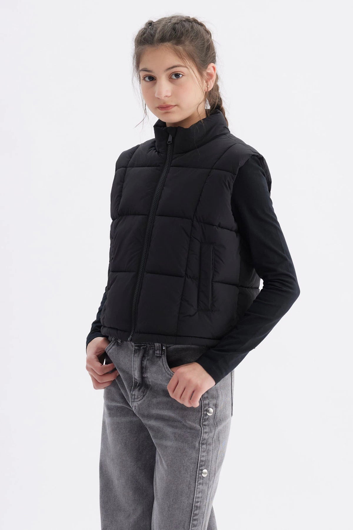 Chaleco negro para niña con diseño acolchado y cierre frontal prenda lisa sin estampas