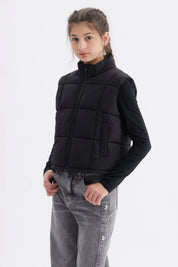 Chaleco negro para niña con diseño acolchado y cierre frontal prenda lisa sin estampas