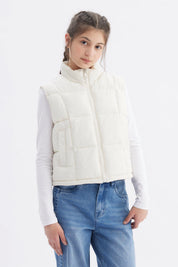 Chaleco acolchado crudo para niña con cuello alto y cierre frontal liso ideal para el invierno