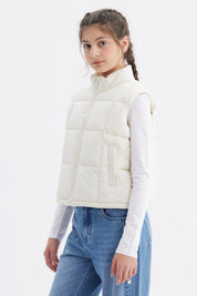 Chaleco acolchado crudo para niña con cuello alto y cierre frontal liso ideal para el invierno