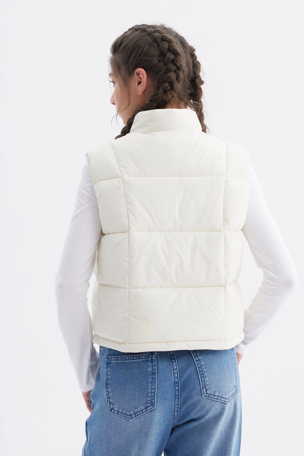 Chaleco acolchado crudo para niña con cuello alto y cierre frontal liso ideal para el invierno