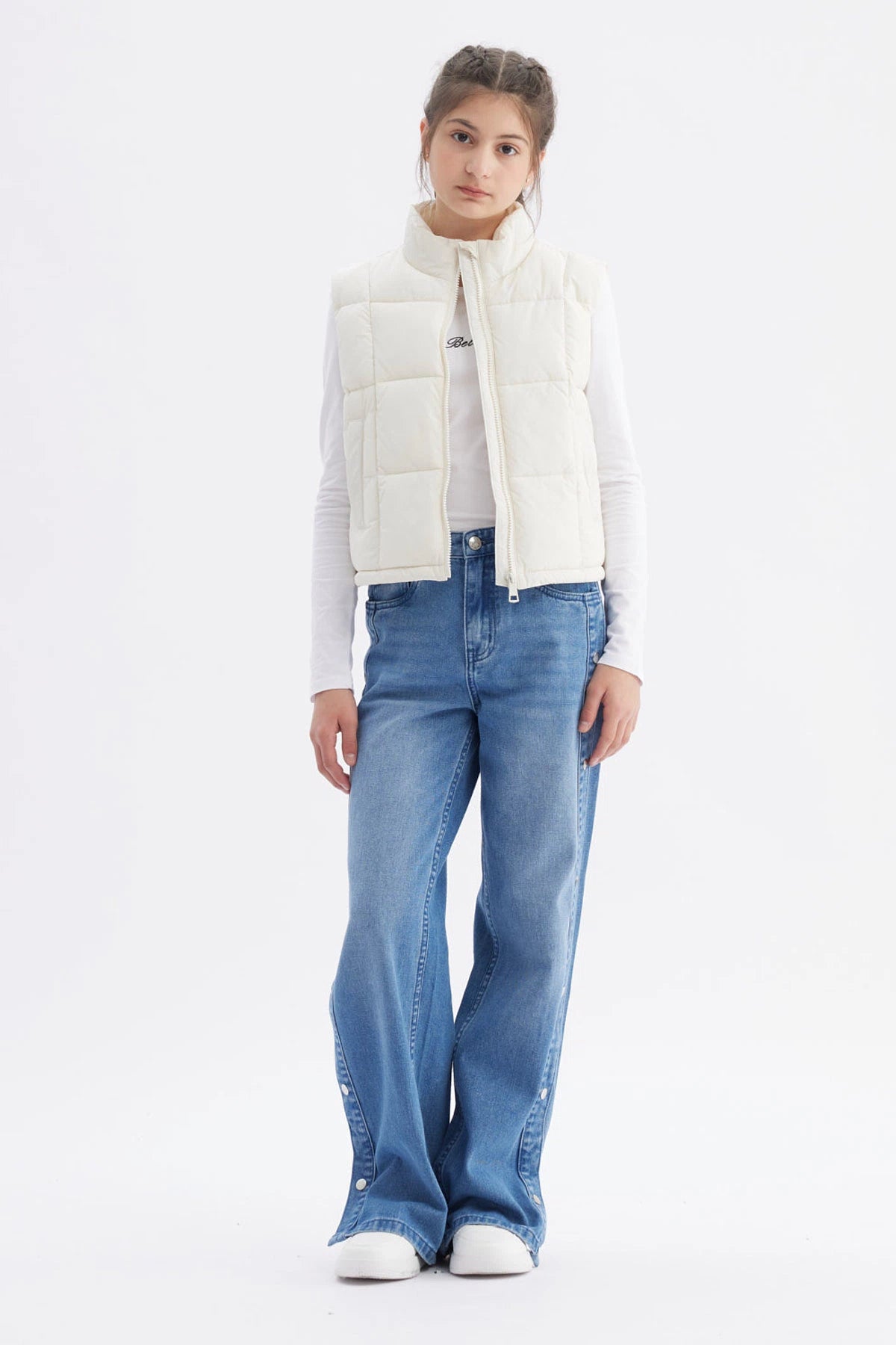 Chaleco acolchado crudo para niña con cuello alto y cierre frontal liso ideal para el invierno