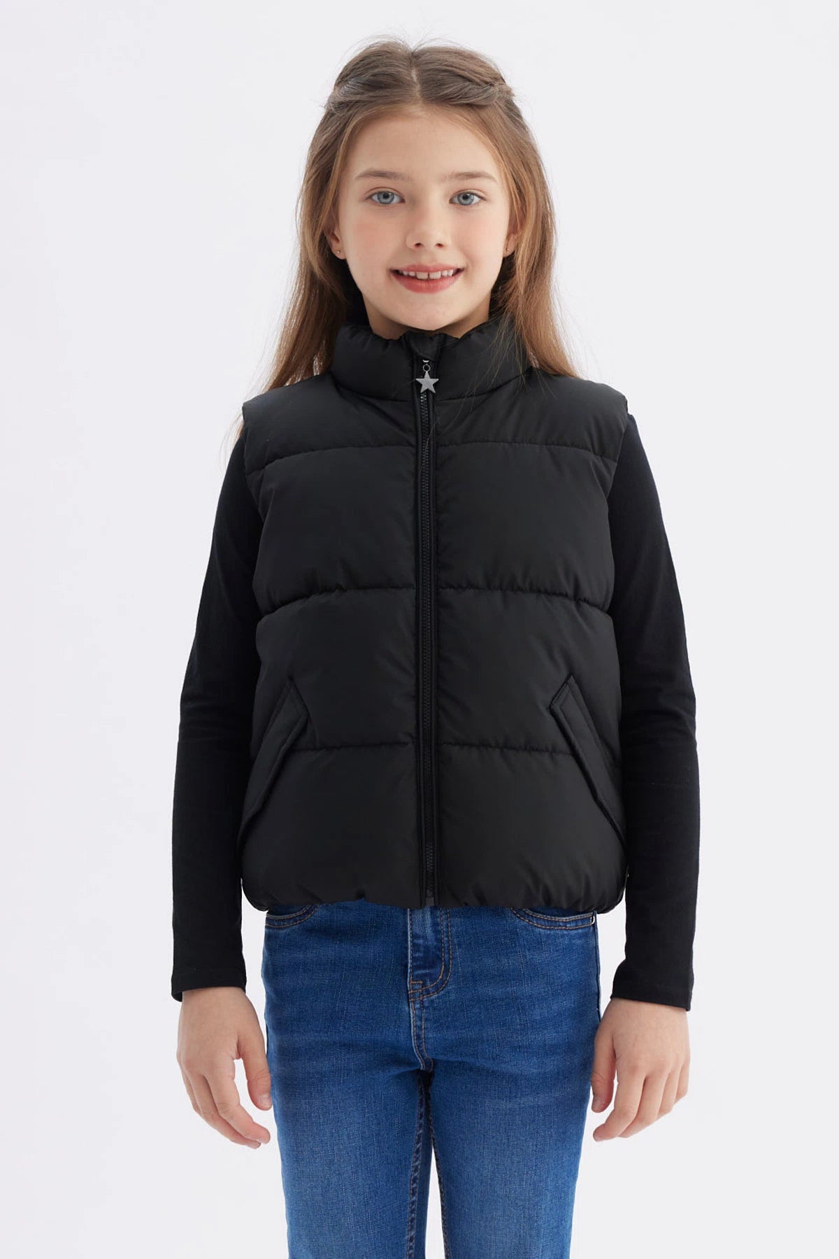 Parka negra para niña con cuello alto y cierre frontal liso ideal para días fríos sin estampa visible