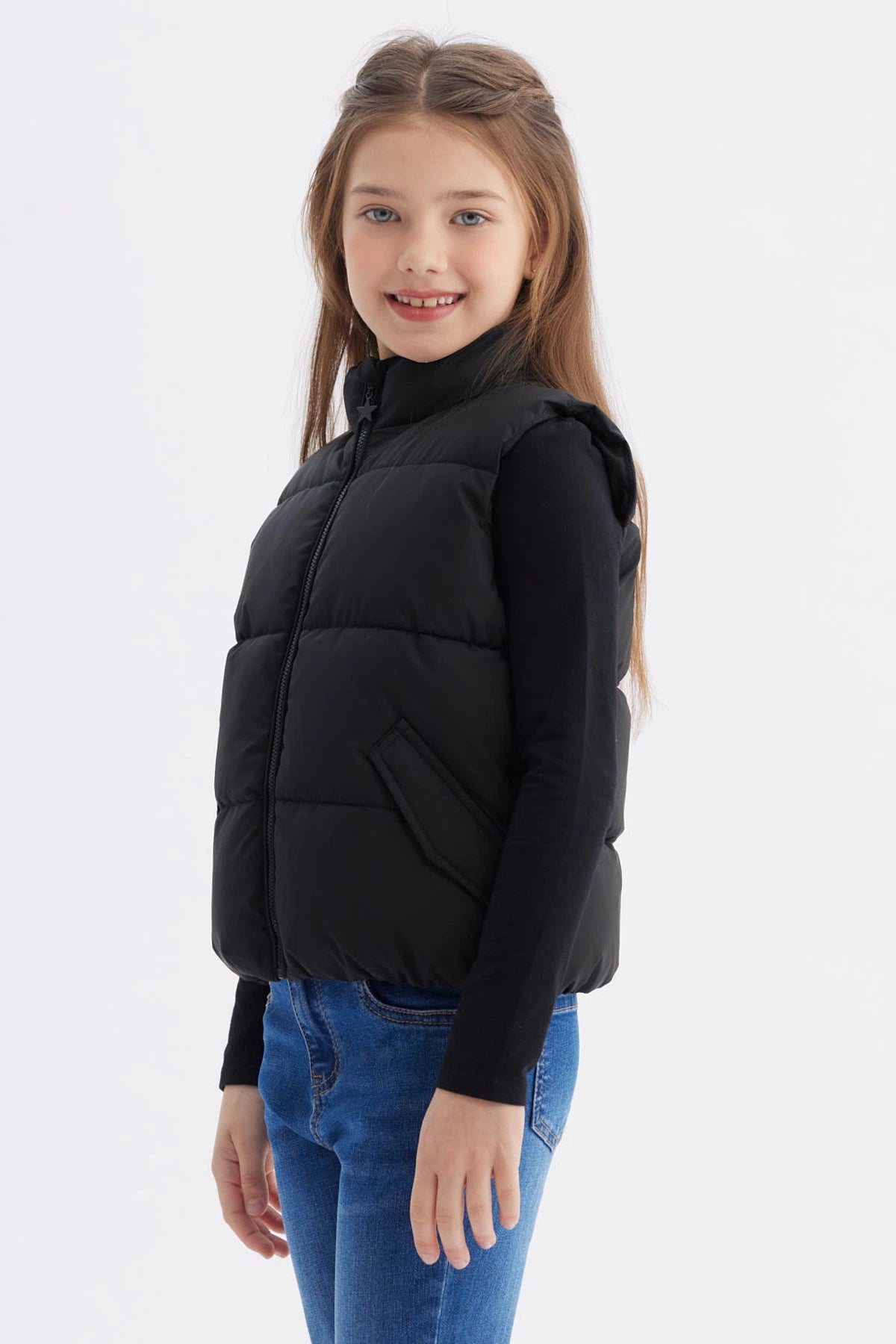 Parka negra para niña con cuello alto y cierre frontal liso ideal para días fríos sin estampa visible