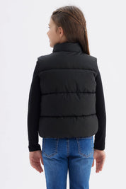Parka negra para niña con cuello alto y cierre frontal liso ideal para días fríos sin estampa visible