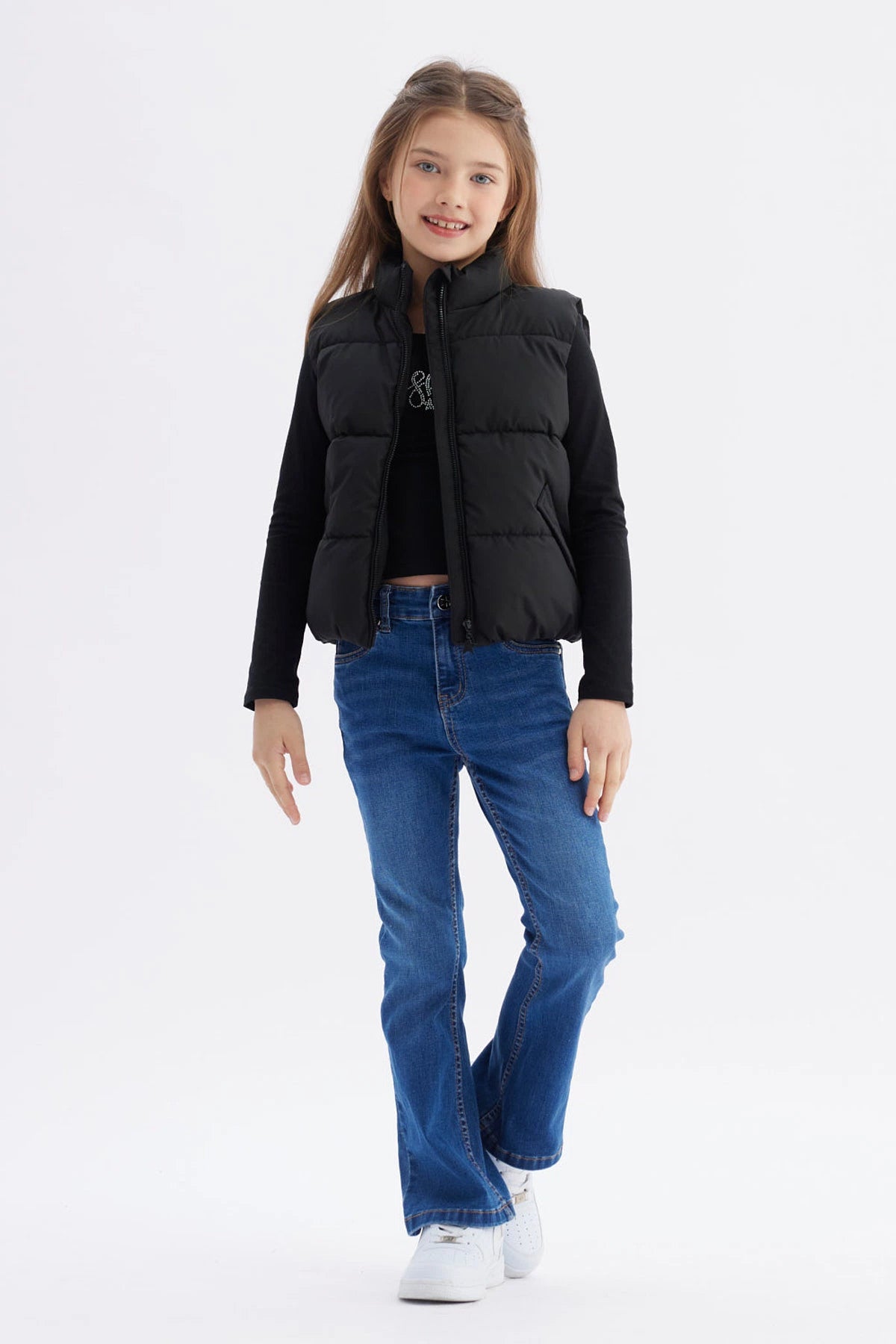 Parka negra para niña con cuello alto y cierre frontal liso ideal para días fríos sin estampa visible