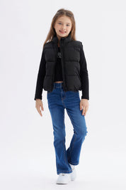 Parka negra para niña con cuello alto y cierre frontal liso ideal para días fríos sin estampa visible