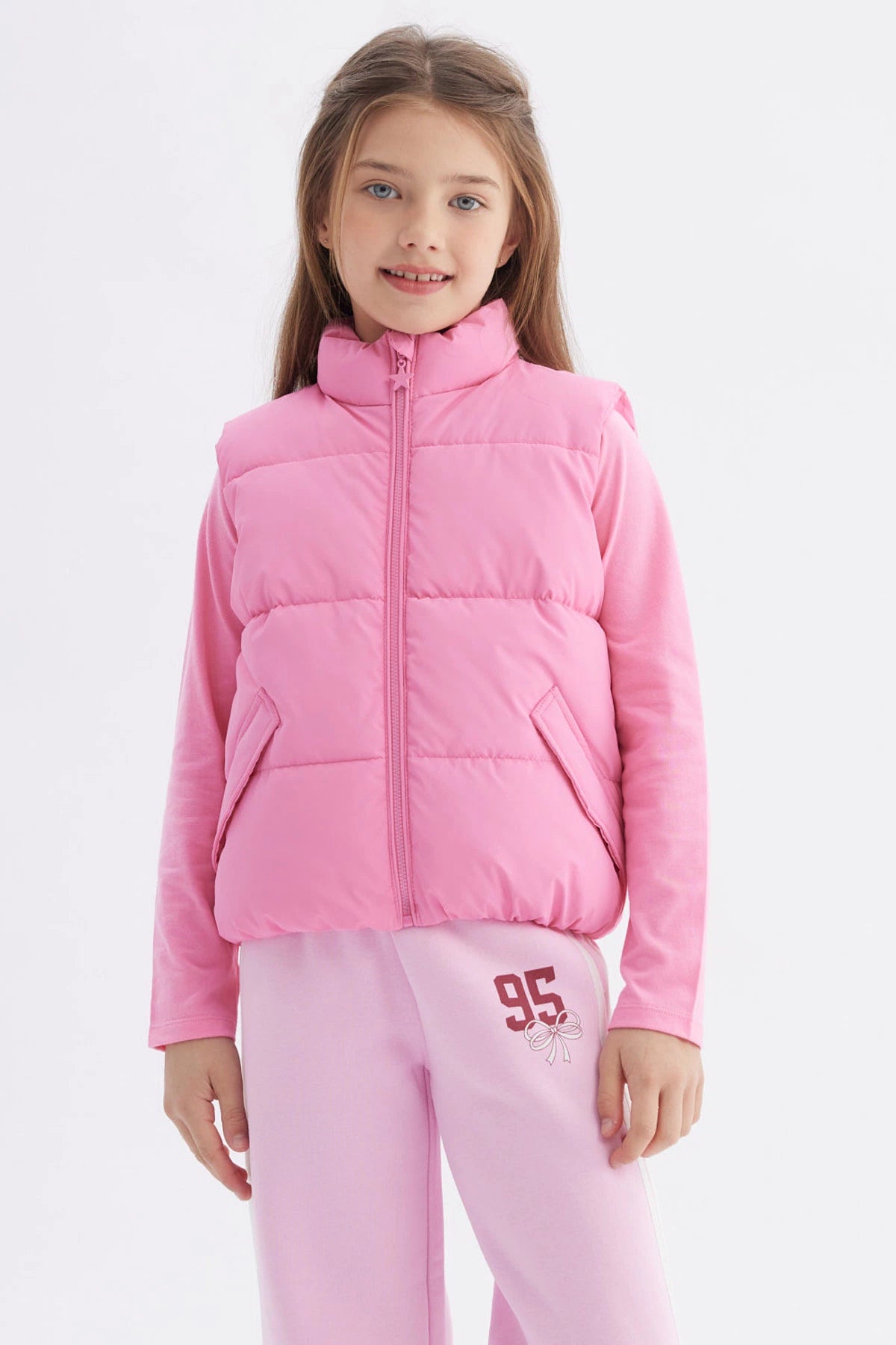 Parka niña rosada con cierre y cuello alto diseño liso sin estampas