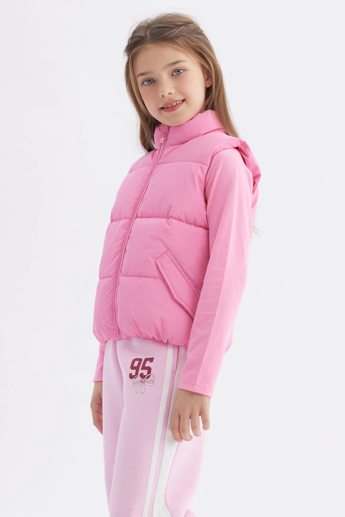 Parka niña rosada con cierre y cuello alto diseño liso sin estampas