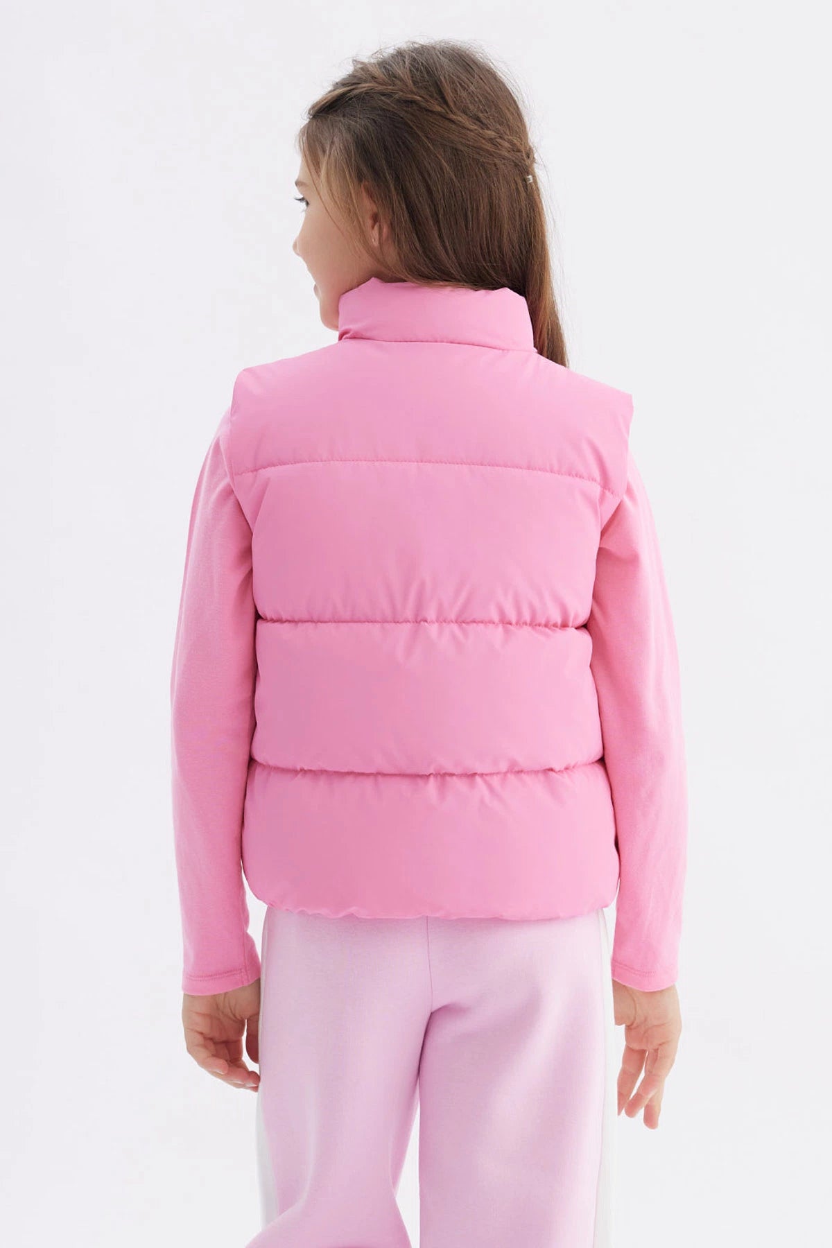 Parka niña rosada con cierre y cuello alto diseño liso sin estampas