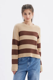 Sweater de niña café con rayas horizontales marrón y beige diseño de canalé ajuste slim sin estampa visible