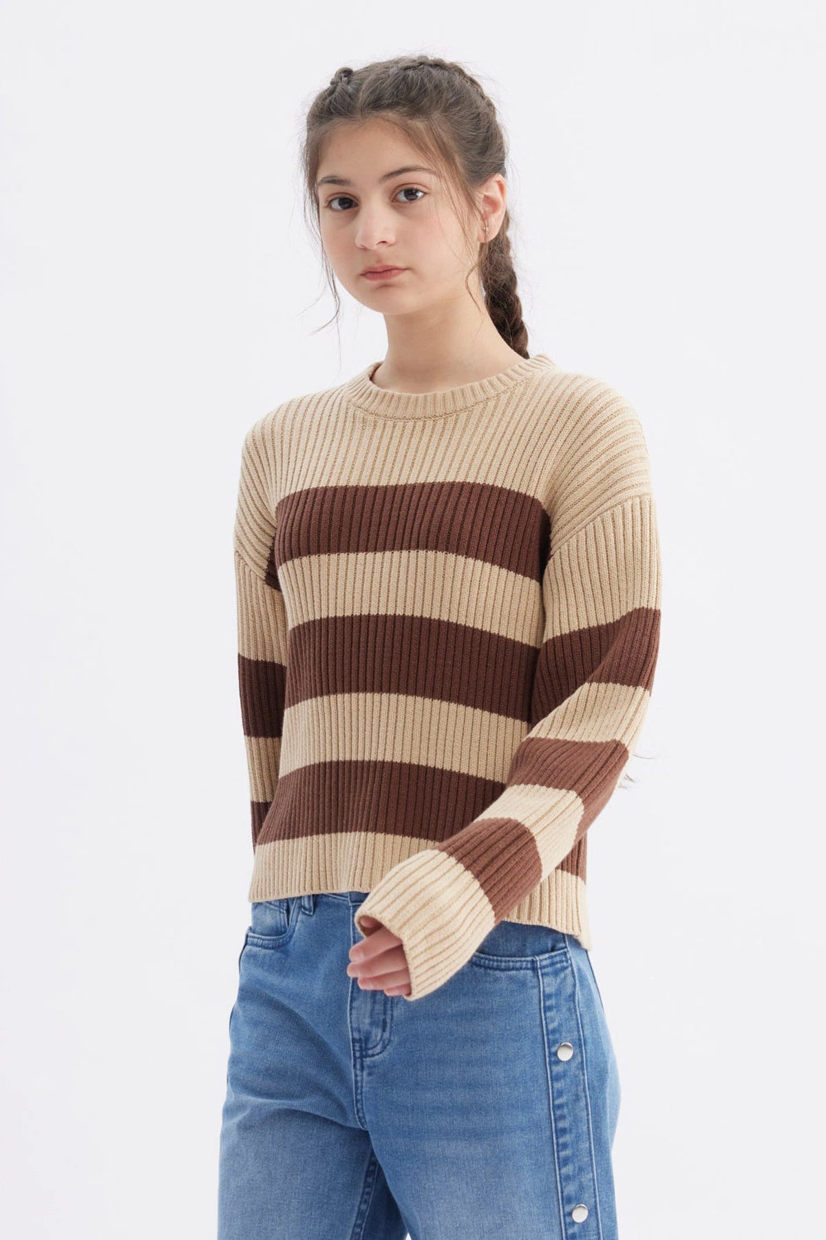 Sweater de niña café con rayas horizontales marrón y beige diseño de canalé ajuste slim sin estampa visible