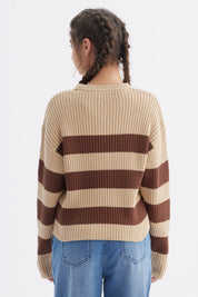 Sweater de niña café con rayas horizontales marrón y beige diseño de canalé ajuste slim sin estampa visible
