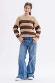 Sweater de niña café con rayas horizontales marrón y beige diseño de canalé ajuste slim sin estampa visible