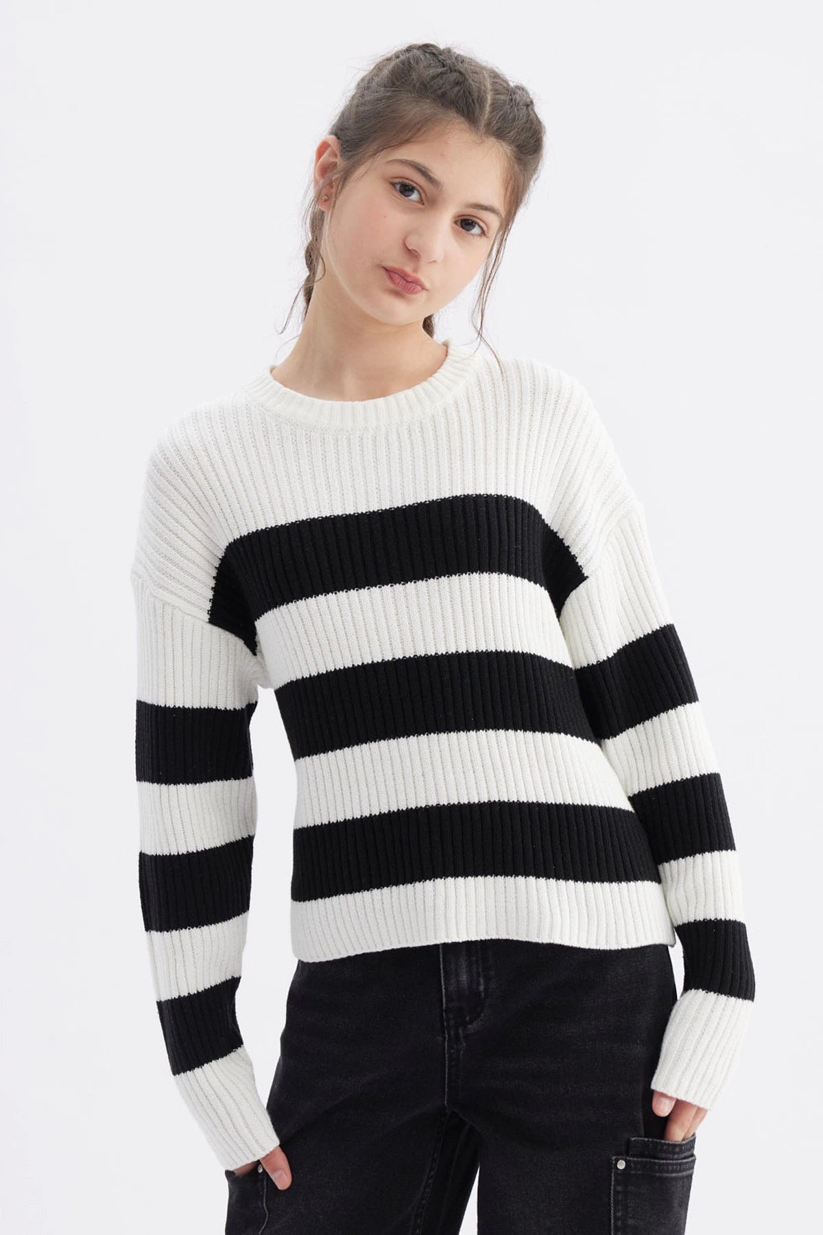 Sweater crudo para niña con rayas negras horizontales gruesas estilo marinero tejido acanalado diseño moderno sin estampa