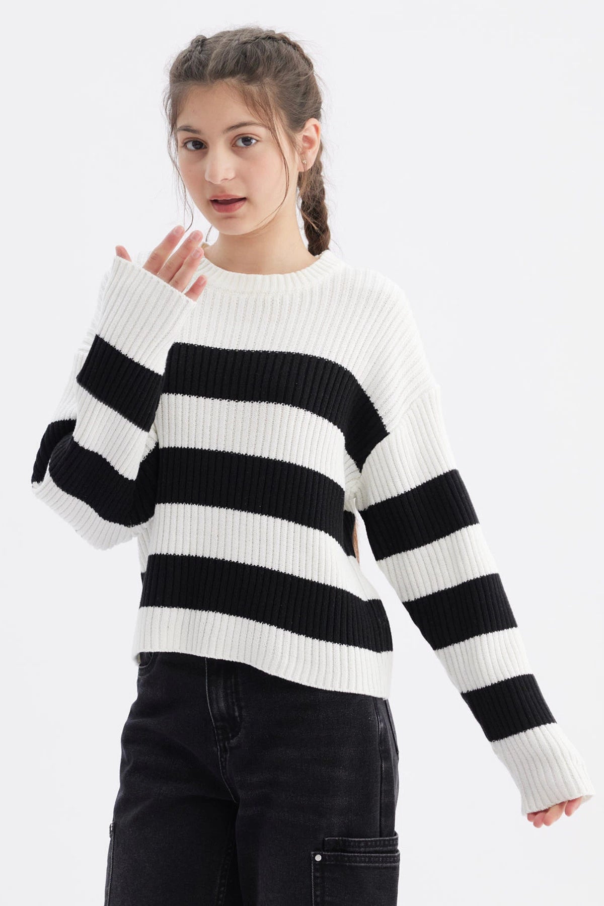 Sweater crudo para niña con rayas negras horizontales gruesas estilo marinero tejido acanalado diseño moderno sin estampa