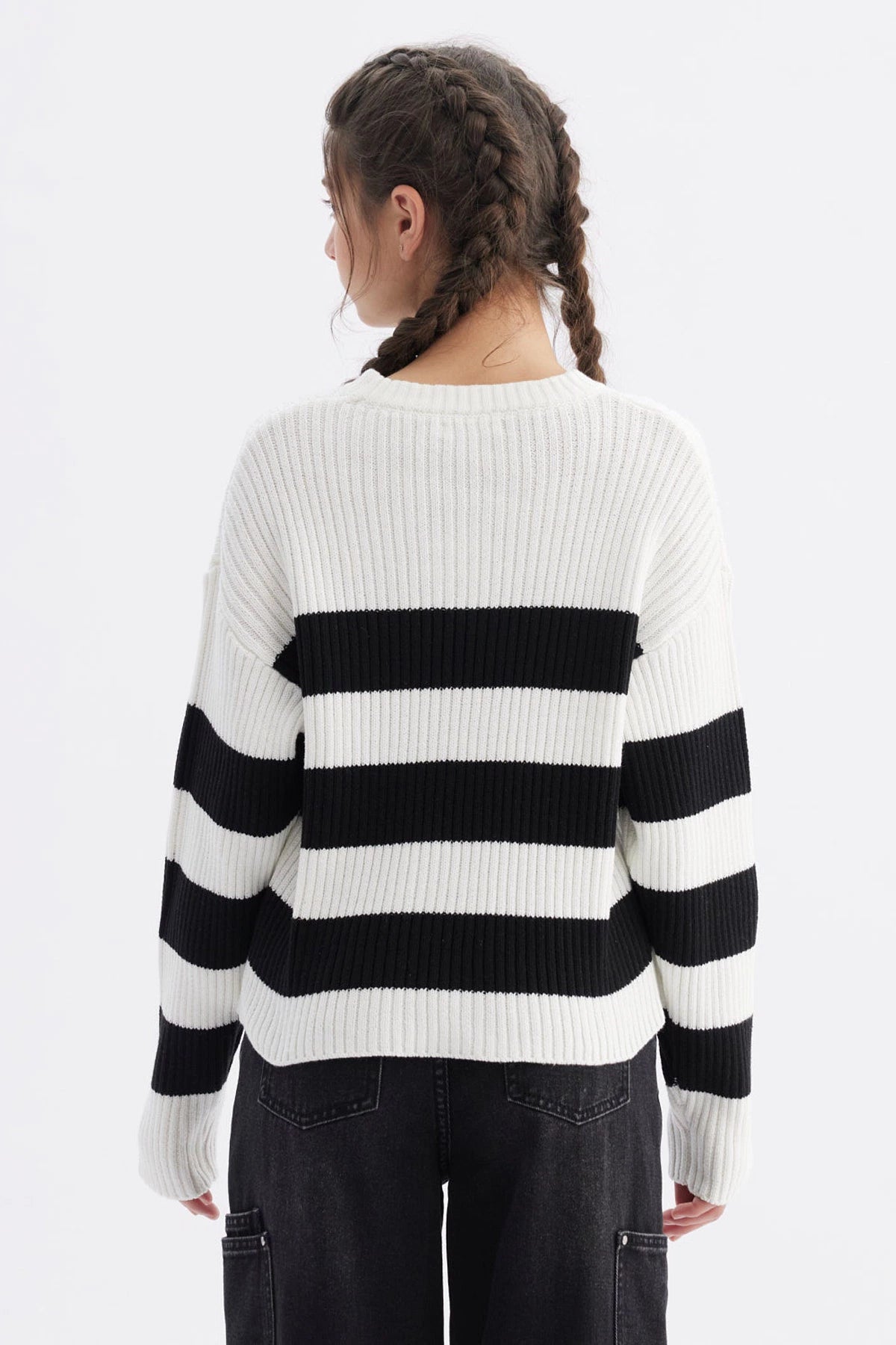 Sweater crudo para niña con rayas negras horizontales gruesas estilo marinero tejido acanalado diseño moderno sin estampa