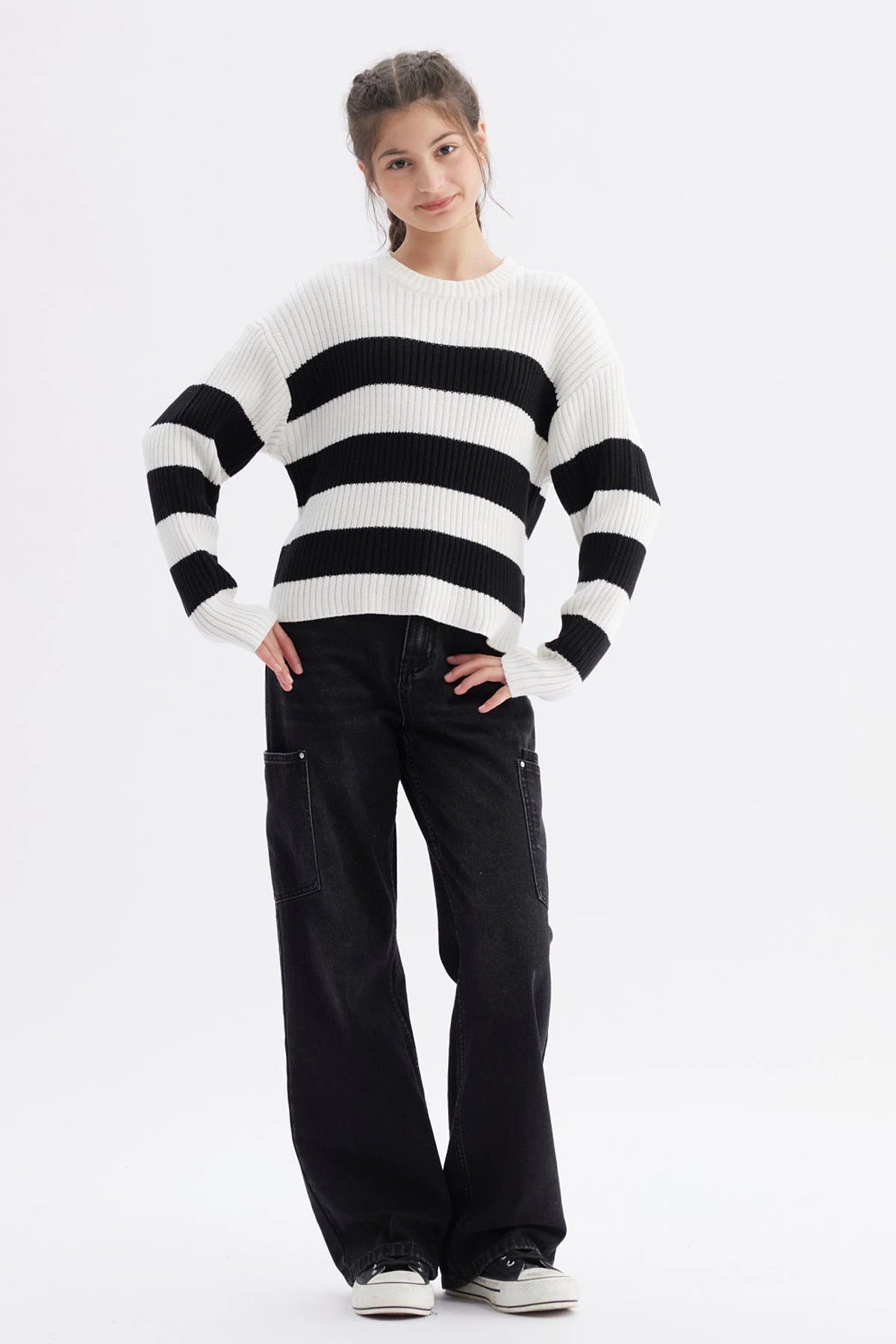 Sweater crudo para niña con rayas negras horizontales gruesas estilo marinero tejido acanalado diseño moderno sin estampa