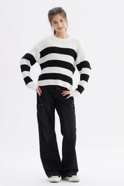 Sweater crudo para niña con rayas negras horizontales gruesas estilo marinero tejido acanalado diseño moderno sin estampa