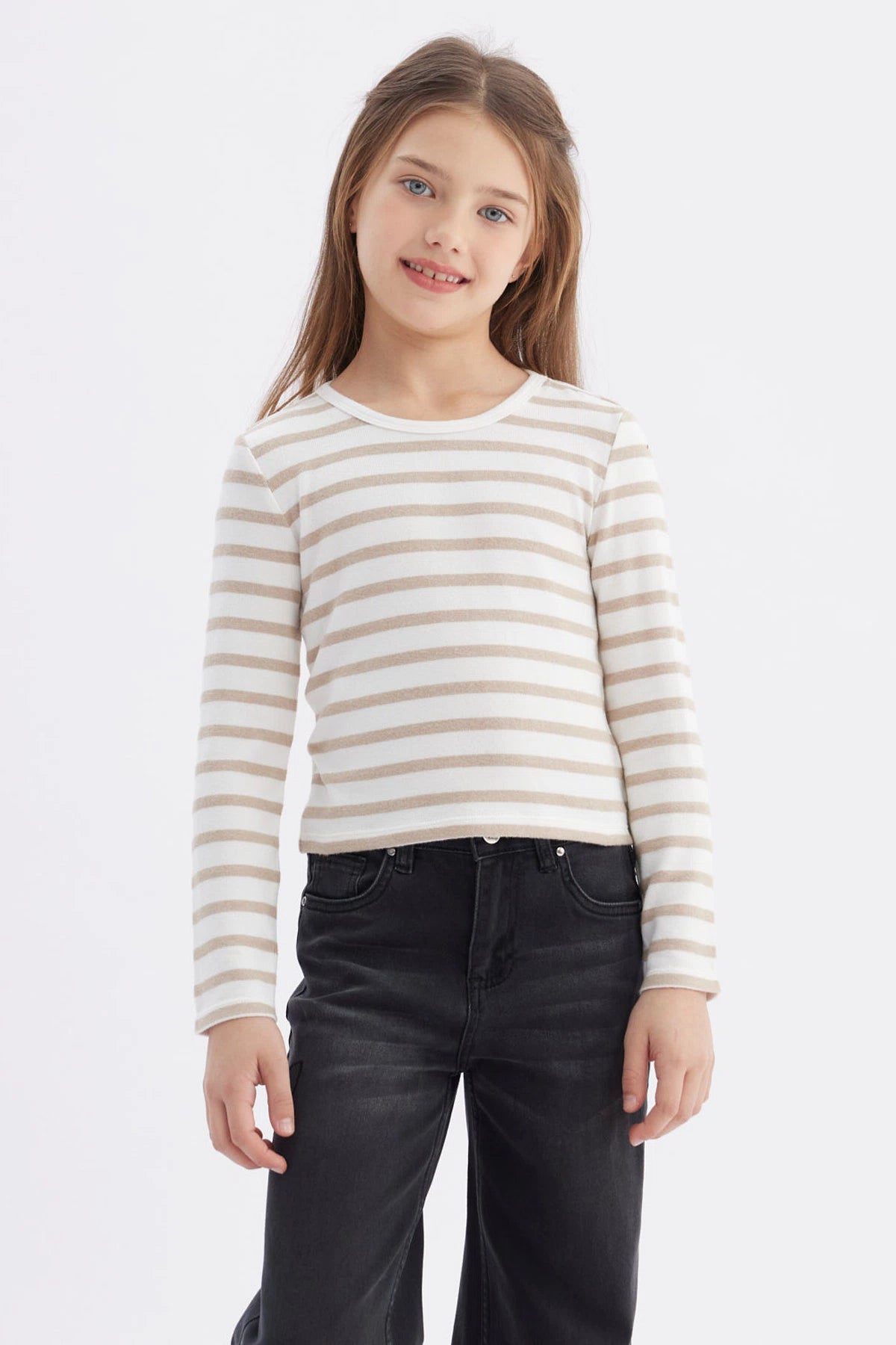 Polera de niña a rayas beige manga larga diseño liso sin estampa ideal para el día a día cómoda y versátil