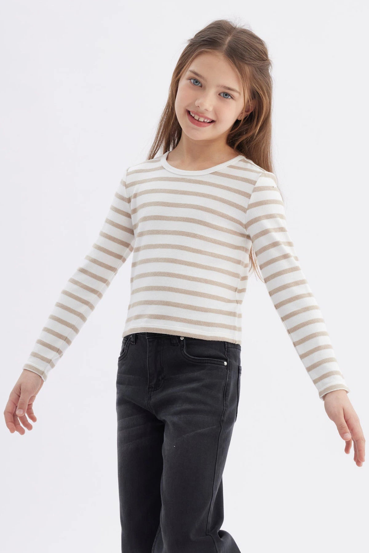 Polera de niña a rayas beige manga larga diseño liso sin estampa ideal para el día a día cómoda y versátil