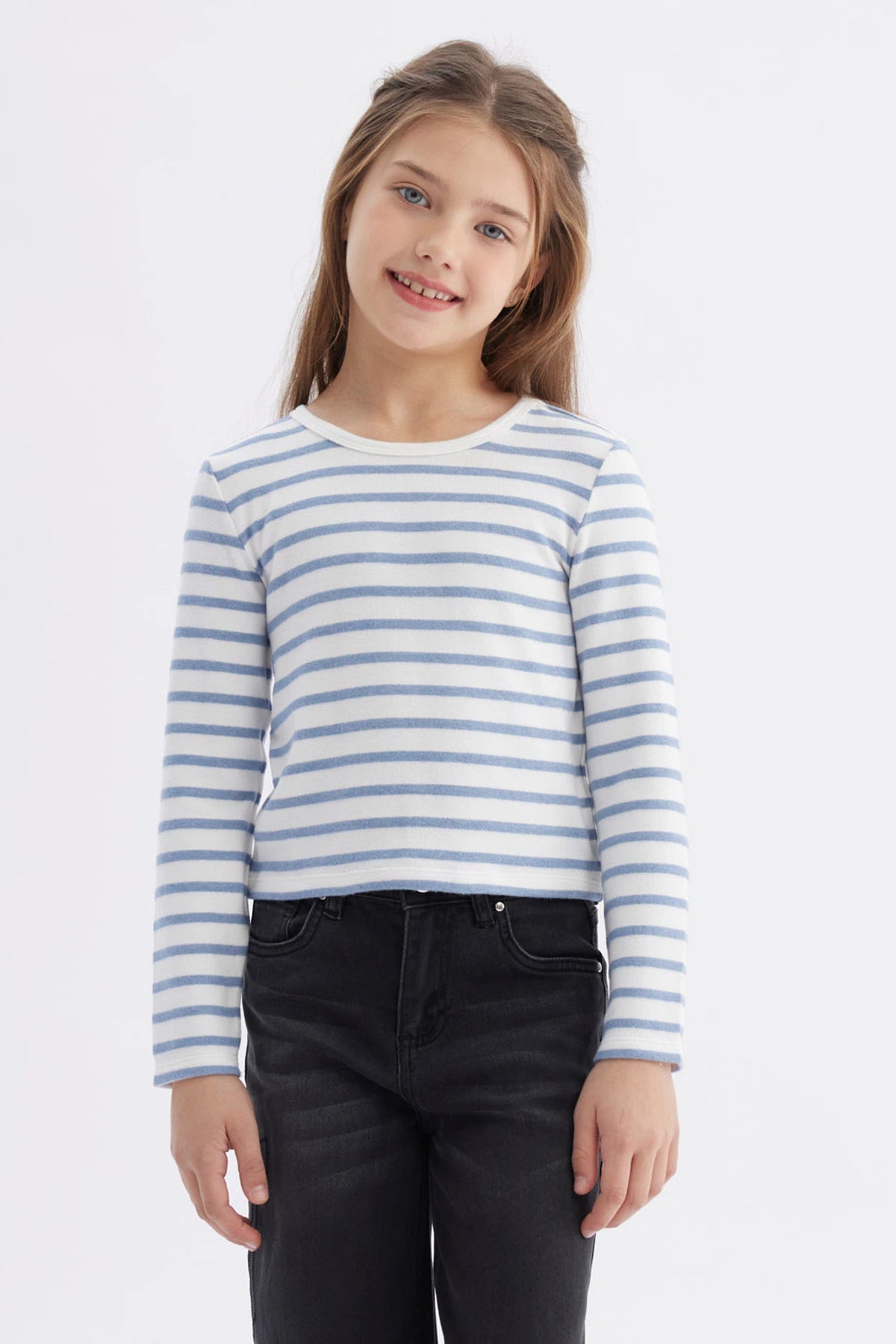 Polera niña rayas celeste manga larga diseño de rayas horizontales celeste y blanco prenda ajustada sin estampa lisa