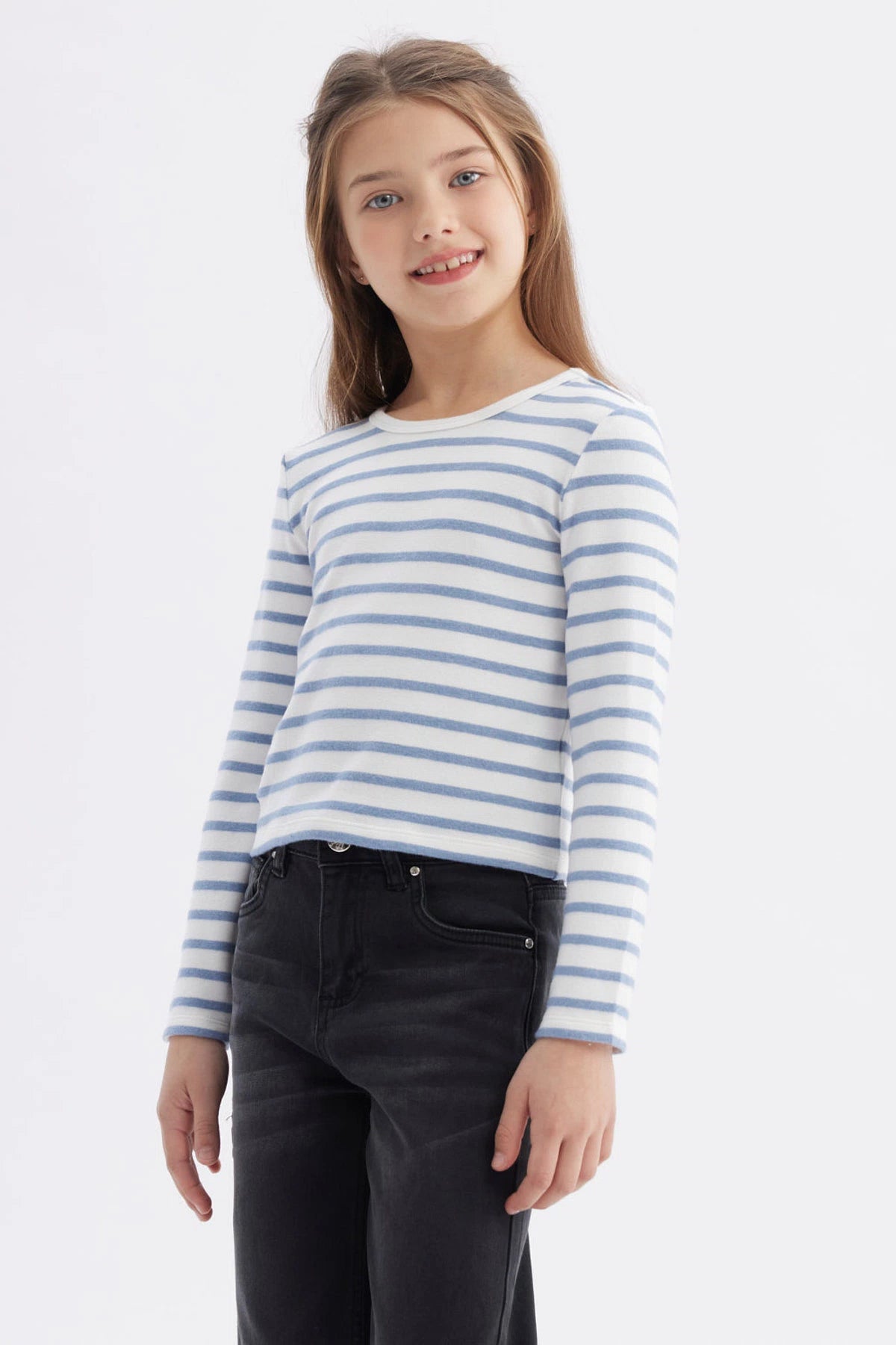 Polera niña rayas celeste manga larga diseño de rayas horizontales celeste y blanco prenda ajustada sin estampa lisa