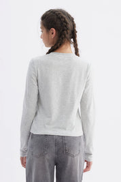 Polera gris melange para niña con costuras visibles y la palabra love en el pecho en letra cursiva negra