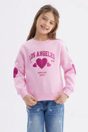 Polerón rosa para niña con texto Los Angeles y corazones en el pecho estampa grande estilo moderno sin capucha