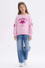 Polerón rosa para niña con texto Los Angeles y corazones en el pecho estampa grande estilo moderno sin capucha