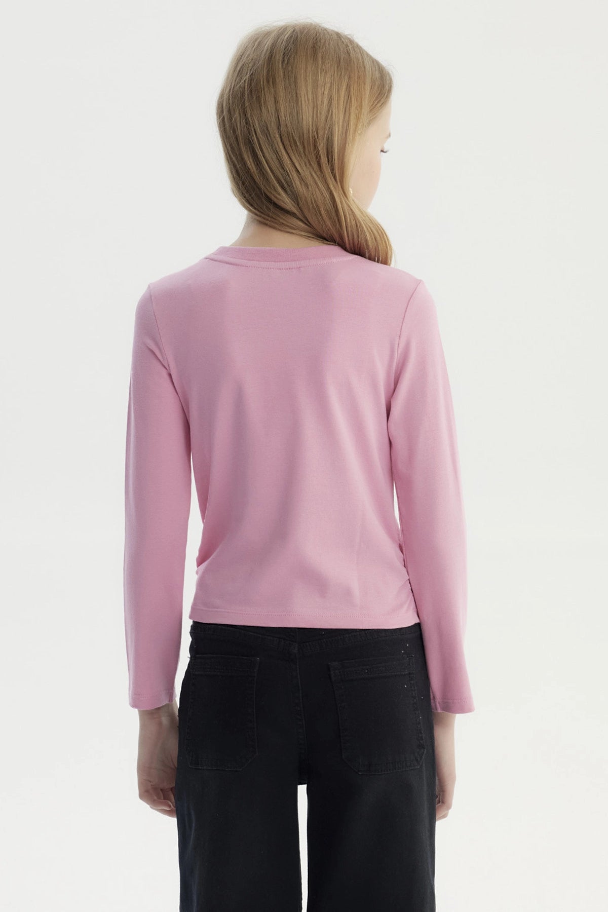 Polera slim rosada para niña con texto Beautiful Bowknot y lazo de terciopelo en el pecho estilo casual y juvenil
