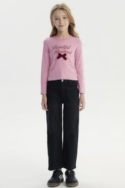 Polera slim rosada para niña con texto Beautiful Bowknot y lazo de terciopelo en el pecho estilo casual y juvenil