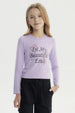 Polera slim lila para niña con estampa frontal de texto In My Beautiful Era y lazos rosados diseño floral